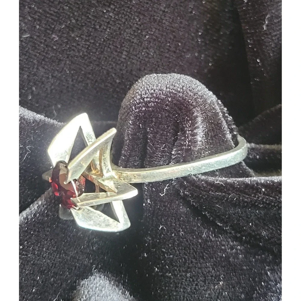Vintage MCM Starburst Sterling Silver Red Stone Ring Garnet Funky Size 6 Triangl